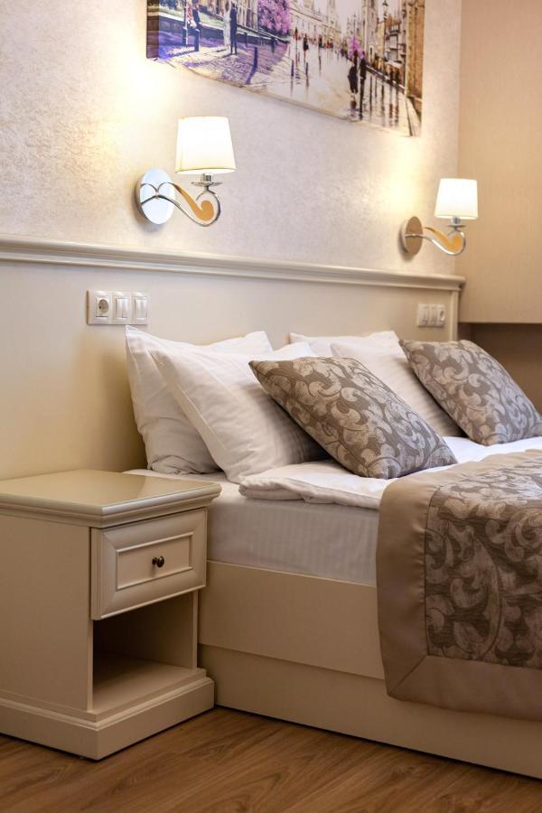 Royal Mini-Apart Hotel On Rynok Square Lviv Exterior photo